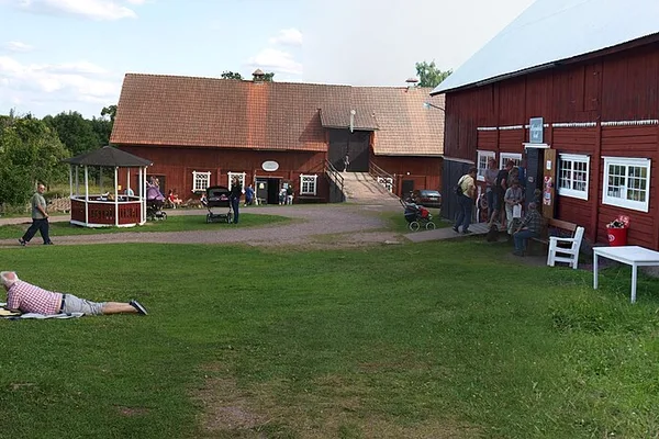 Småländsk landsväg genom blandskog och böljande åkermark