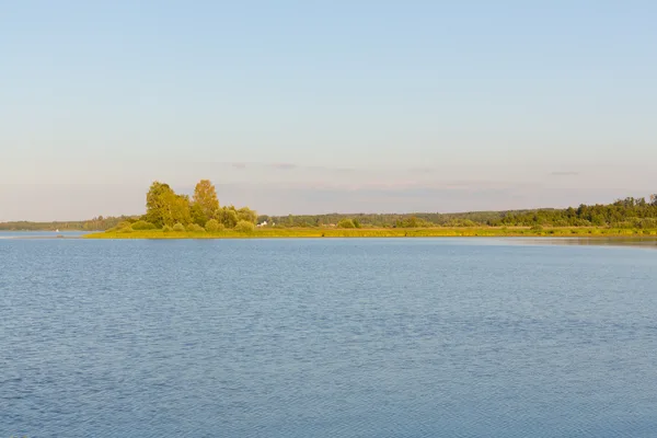 Hjälmarens strand i kvällsljus – sjön som leden kretsar kring