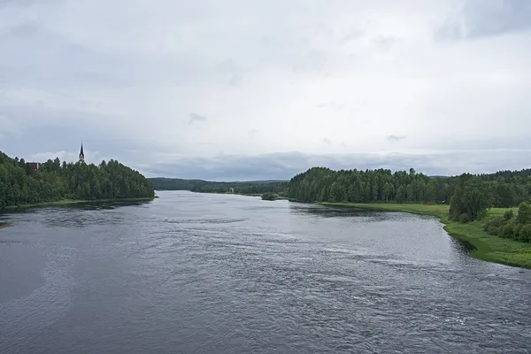 Vindelälven sedd från bron i Vindeln med lugnt strömmande vatten genom Västerbottens skogslandskap