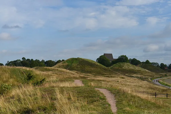 Gamla Uppsalas kungshögar – vikingatida gravhögar i grönt landskap