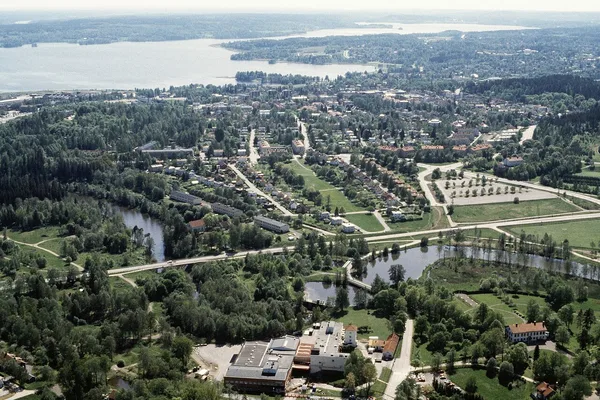 Flygfoto över Karlskoga med sjön Möckeln i bakgrunden och villakvarter