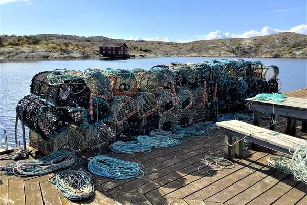 Hummertinor och rep på brygga vid bohuslänsk skärgård