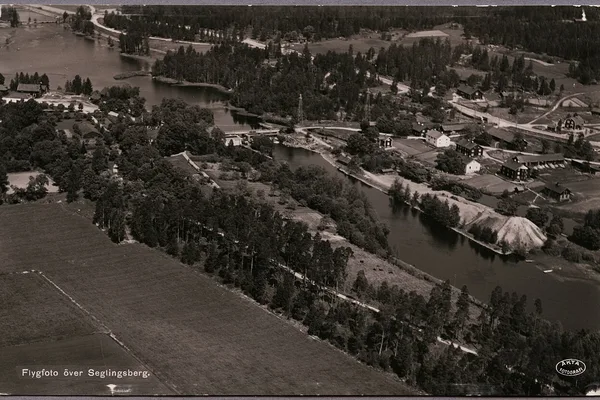 Historiskt flygfoto över Seglingsberg vid Strömsholms kanal