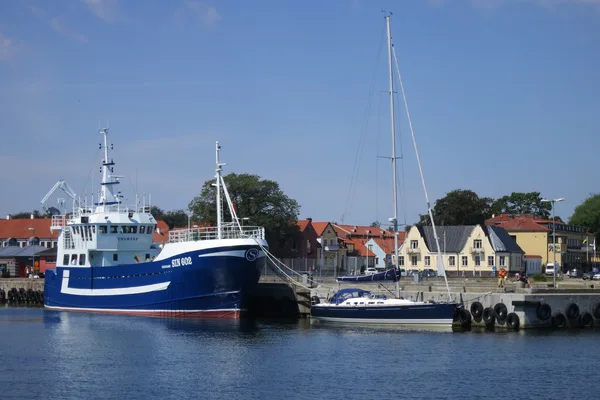 Simrishamns hamn med fiskebåtar och färgglada byggnader längs kajen