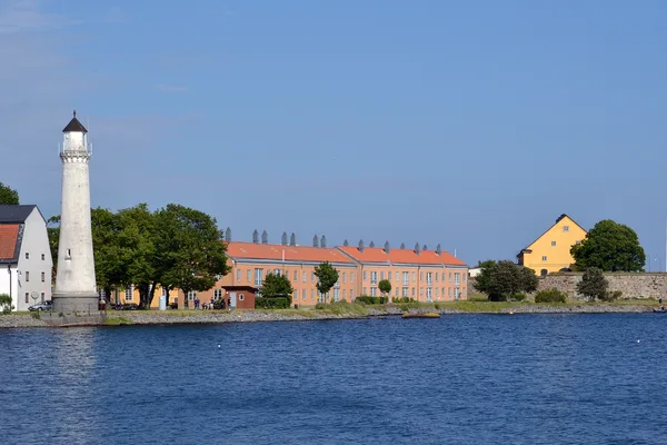 Karlskrona sett från havet med fyr, tegelbyggnader och murar