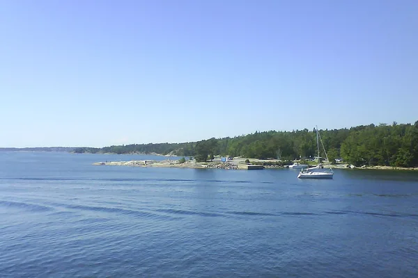 Skärgårdsvy från Björkvik på Ingarö med segelbåt och klippiga stränder